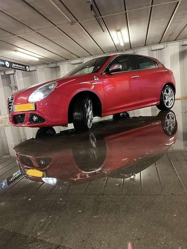 Occasion Alfa Romeo Giulietta Turismo 170 PK (125 kW) 2015 Rood Hatchback