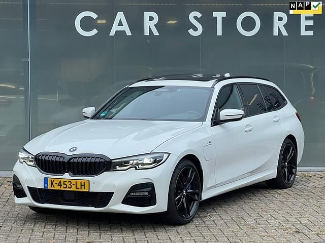 Wit Gebruikt 2021 BMW 330 M Sport Stationwagen | € 26.844 (Eerlijke prijs) - Afbeelding 1/4