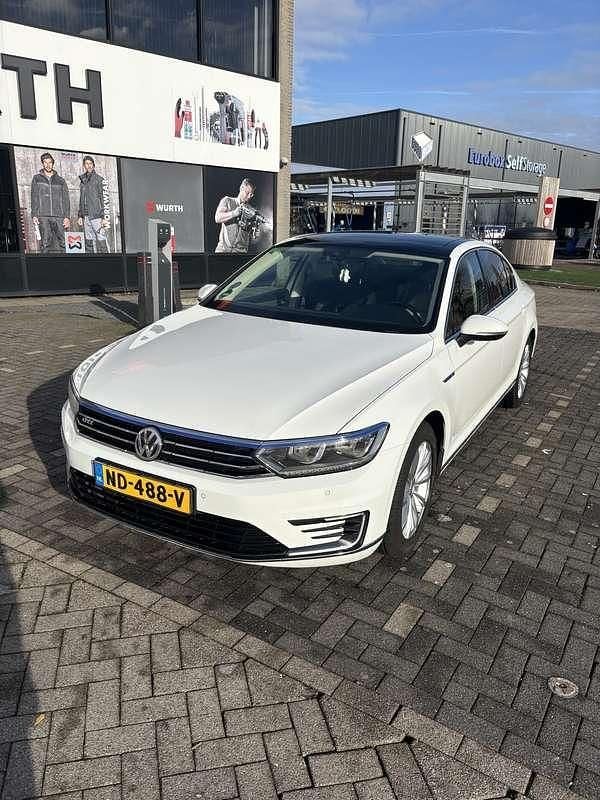Wit Occasion 2016 VW Passat GTE Sedan | € 10.995 (Super prijs) - Afbeelding 1/4