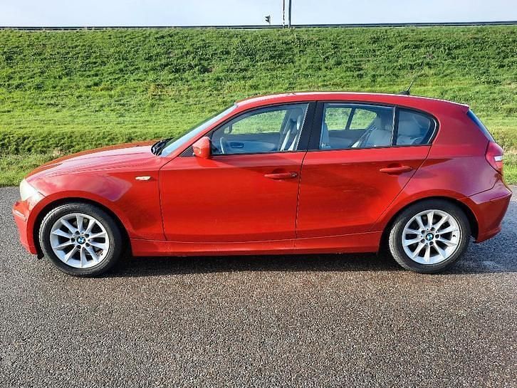 Rood Gebruikt 2011 BMW 116 Hatchback | € 5.000 (Goede deal) - Afbeelding 1/4