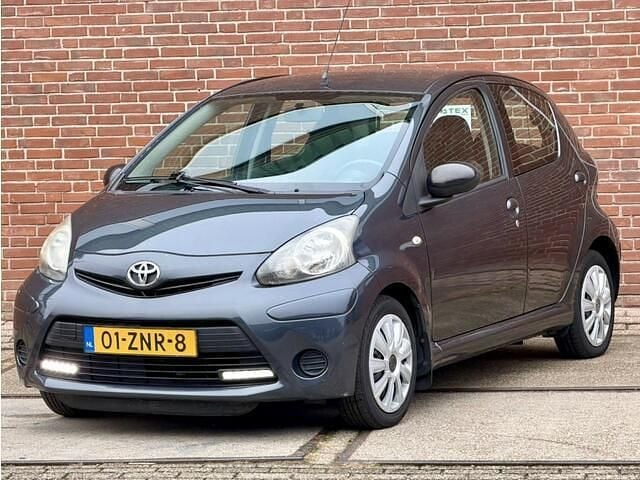 Grijs Gebruikt 2013 Toyota Aygo Hatchback | € 3.950 (Goede deal) - Afbeelding 1/4