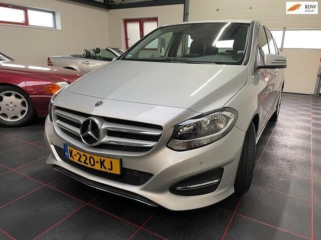 Grijs Gebruikt 2018 Mercedes B200 Business MPV | € 16.545 - Afbeelding 1/4