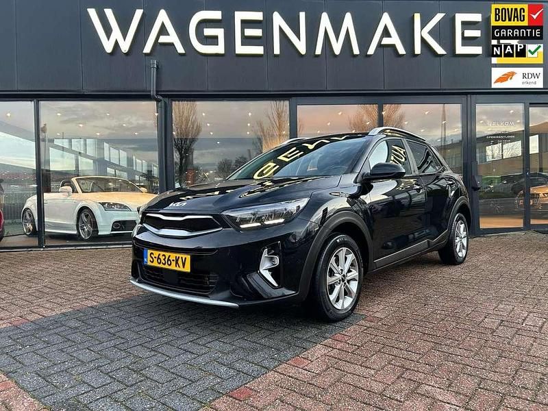 Zwart (metallic) Gebruikt 2023 Kia Stonic SUV | € 16.950 (Goede deal) - Afbeelding 1/4
