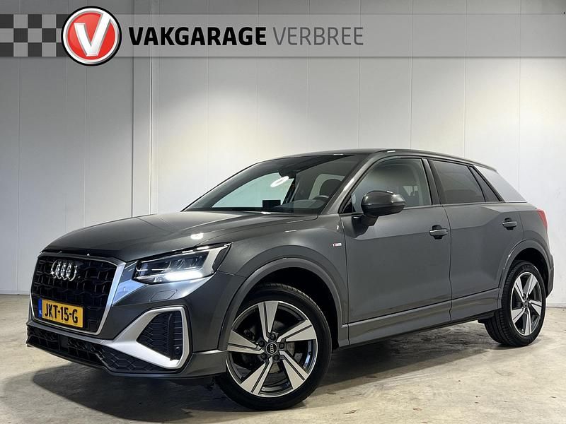 Grijs (metallic) Gebruikt 2023 Audi Q2 S-Line SUV | € 29.940 (Eerlijke prijs) - Afbeelding 1/4