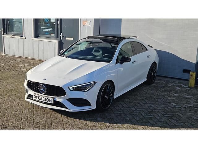 Wit (metallic) Occasion 2020 Mercedes CLA200 AMG Sedan | € 33.495 (Duur) - Afbeelding 1/4
