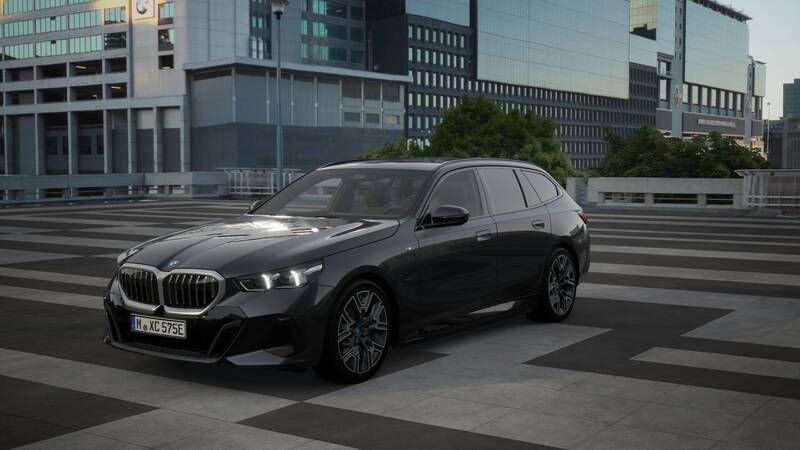 Grijs Nieuw 2025 BMW 530e M Sport Stationwagen | € 84.354 (Goede deal) - Afbeelding 1/4