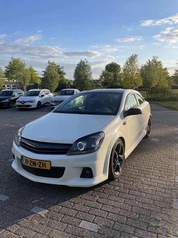 Wit Gebruikt 2007 Opel Astra Coupé | € 3.200 - Afbeelding 1/4