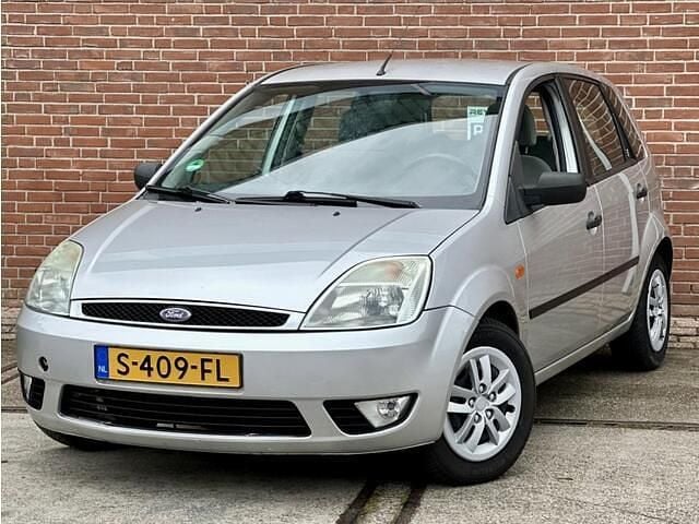 Grijs, metallic lak Gebruikt 2001 Ford Fiesta Ambiente Hatchback | € 2.450 - Afbeelding 1/4
