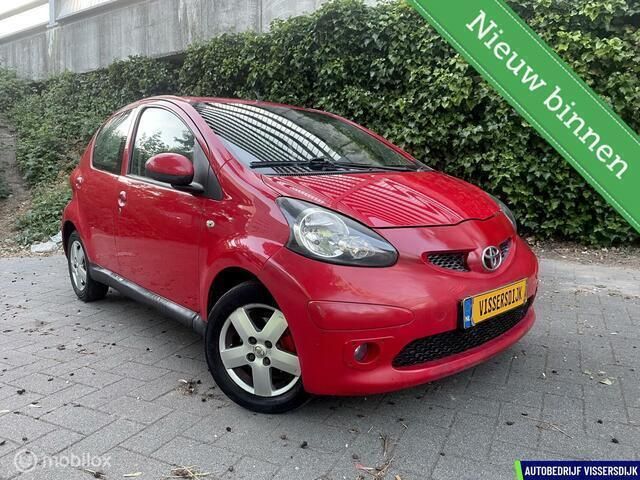 Rood Gebruikt 2006 Toyota Aygo Sport Hatchback | € 1.399 (Eerlijke prijs) - Afbeelding 1/4