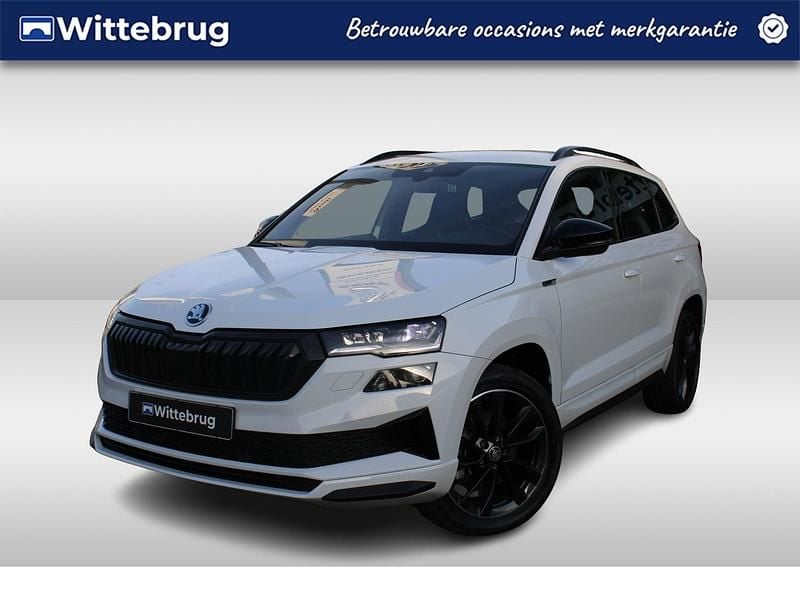 Wit (metallic) Occasion 2022 Skoda Karoq SportLine SUV | € 32.950 (Eerlijke prijs) - Afbeelding 1/2