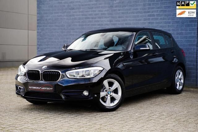 Zwart, metallic lak Gebruikt 2015 BMW 118 Sport Line Hatchback | € 13.950 (Eerlijke prijs) - Afbeelding 1/4