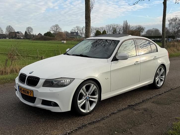 Wit Gebruikt 2010 BMW 318 M Sport Sedan | € 5.250 (Eerlijke prijs) - Afbeelding 1/4