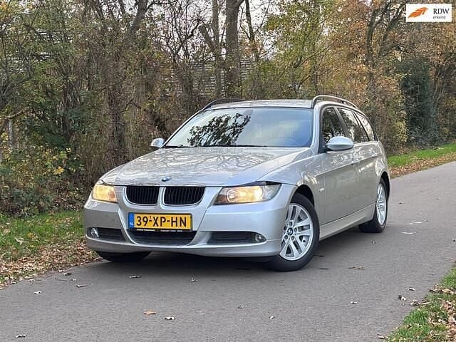Grijs Occasion 2007 BMW 318 Executive Stationwagen | € 2.950 (Eerlijke prijs) - Afbeelding 1/4