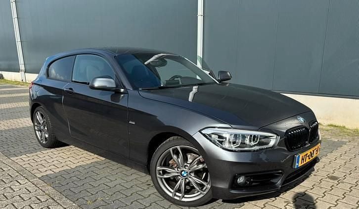 Grijs Gebruikt 2016 BMW 118 Sport Line Hatchback | € 11.500 (Eerlijke prijs) - Afbeelding 1/4