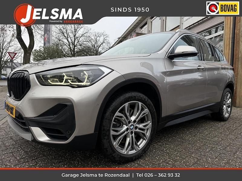 Grijs (metallic) Occasion 2021 BMW X1 Sport Line SUV | € 32.900 (Eerlijke prijs) - Afbeelding 1/4