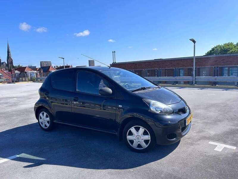 Zwart Gebruikt 2011 Toyota Aygo Cool Hatchback | € 3.450 (Eerlijke prijs) - Afbeelding 1/4