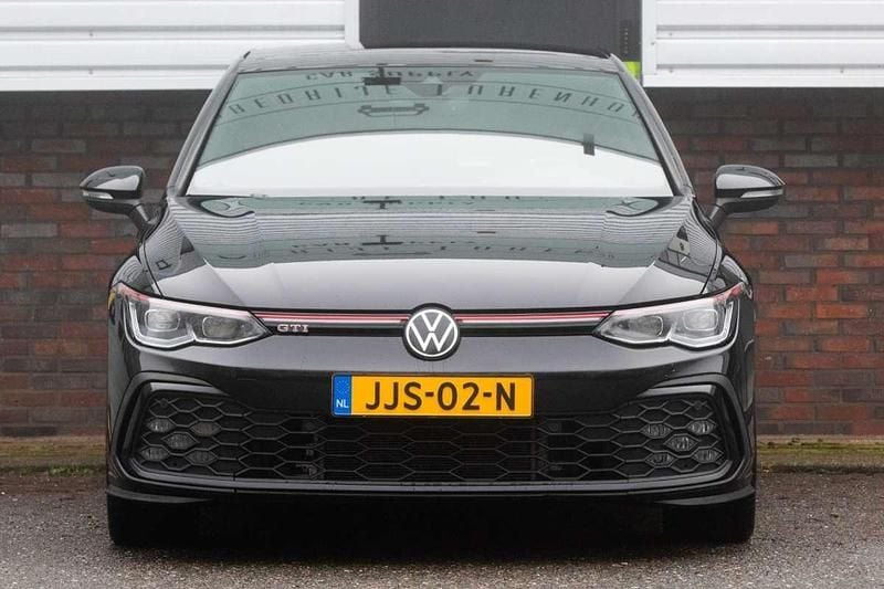 Zwart (metallic) Occasion 2022 VW Golf VIII GTI Hatchback | € 31.950 (Goede deal) - Afbeelding 1/4