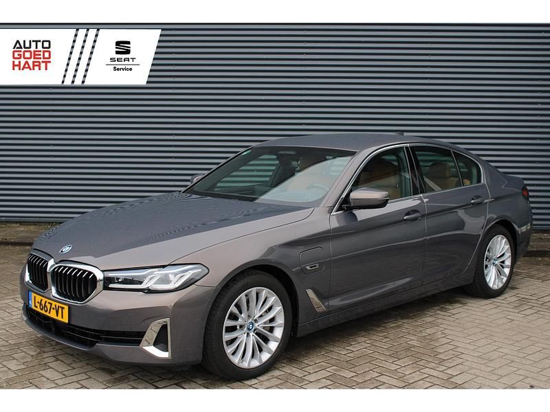 Grijs Gebruikt 2021 BMW 545 Sedan | € 42.495 (Eerlijke prijs) - Afbeelding 1/4