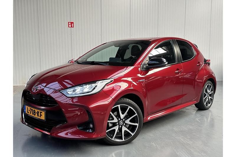 Rood Gebruikt 2021 Toyota Yaris Hybrid Executive Hatchback | € 25.799 - Afbeelding 1/1