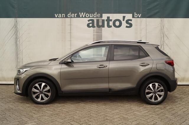 Groen, metallic lak Gebruikt 2021 Kia Stonic Plus SUV | € 12.900 (Eerlijke prijs) - Afbeelding 1/4
