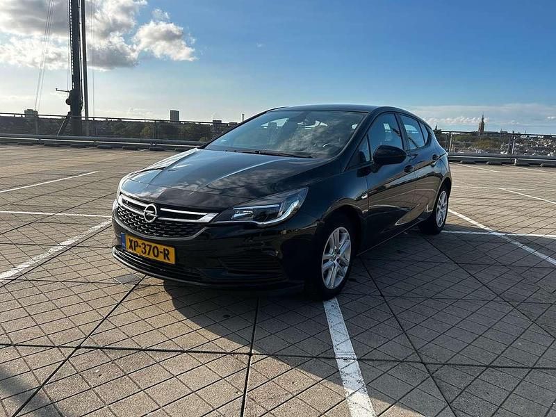 Zwart Gebruikt 2019 Opel Astra Hatchback | € 7.750 (Goede deal) - Afbeelding 1/4