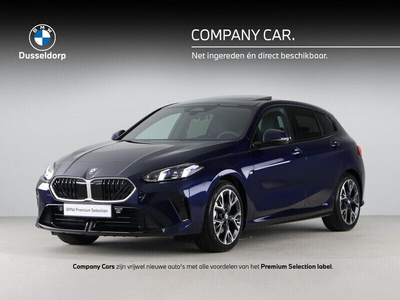 Blauw, metallic lak Gebruikt 2024 BMW 120 M Sport Hatchback | € 42.900 (Goede deal) - Afbeelding 1/4