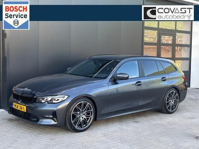 Grijs, metallic lak Gebruikt 2021 BMW 318 Sport Line Stationwagen | € 31.950 (Iets duurder) - Afbeelding 1/4