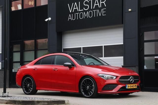 Rood Occasion 2019 Mercedes CLA200 Premium Plus Sedan | € 28.950 (Eerlijke prijs) - Afbeelding 1/4