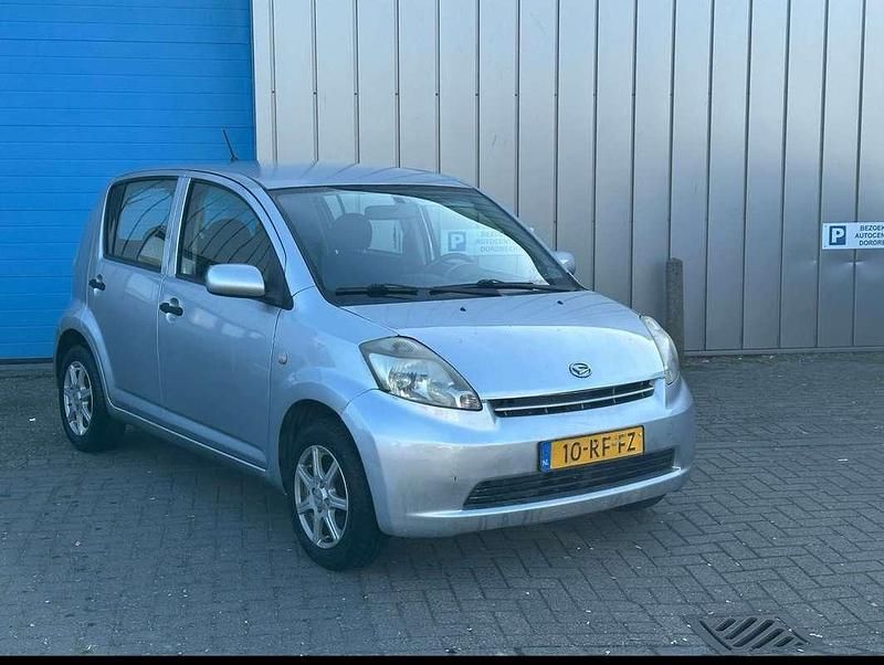 Grijs Gebruikt 2005 Daihatsu Sirion Hatchback | € 3.250 (Goede deal) - Afbeelding 1/3