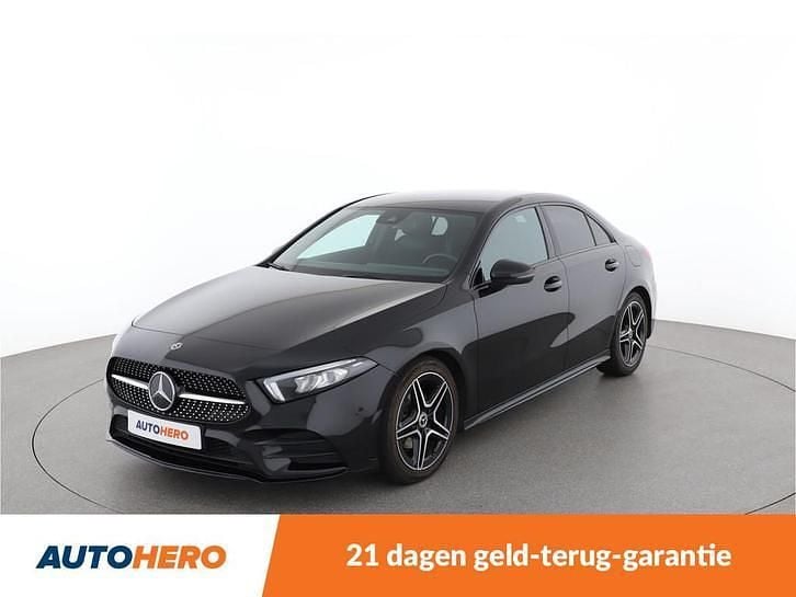 Zwart (metallic) Gebruikt 2020 Mercedes A180 Sedan | € 23.850 (Goede deal) - Afbeelding 1/4
