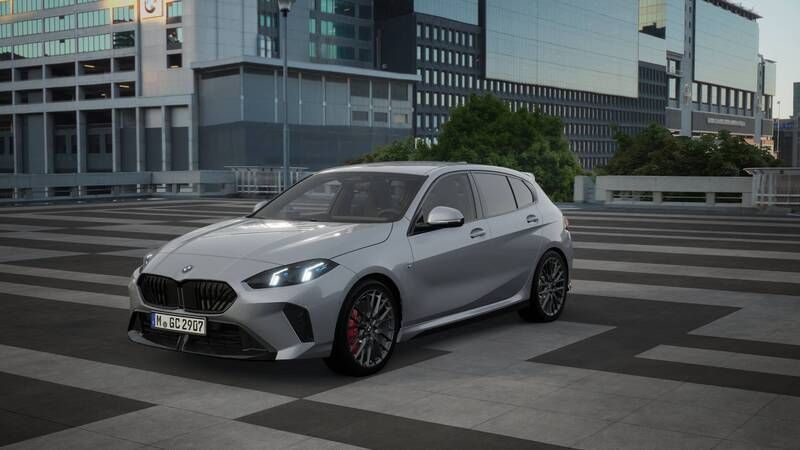 Grijs Nieuw 2025 BMW 120 M Sport Hatchback | € 55.798 (Iets duurder) - Afbeelding 1/4