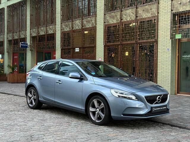 Blauw (metallic) Gebruikt 2016 Volvo V40 Hatchback | € 14.750 (Goede deal) - Afbeelding 1/4