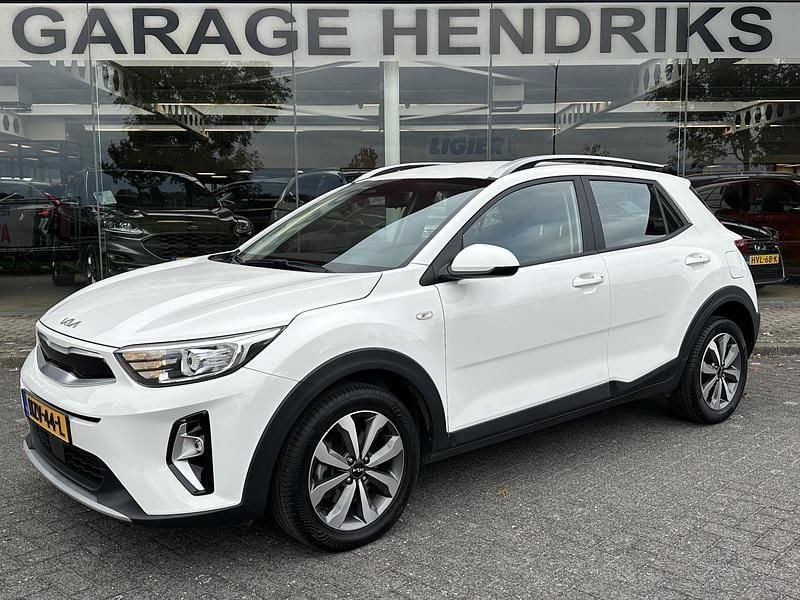 Wit Occasion 2022 Kia Stonic SUV | € 20.445 (Goede deal) - Afbeelding 1/4