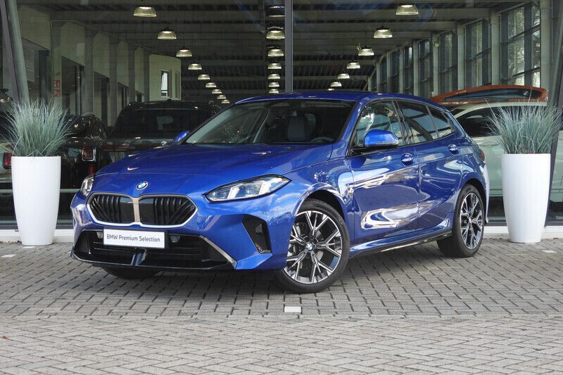 Blauw Gebruikt 2025 BMW 120 Comfort Edition Hatchback | € 44.950 (Goede deal) - Afbeelding 1/4