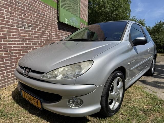 Grijs Gebruikt 2004 Peugeot 206 Quiksilver Hatchback | € 1.245 (Eerlijke prijs) - Afbeelding 1/4