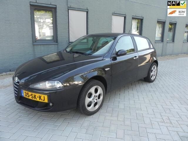 Zwart Occasion 2006 Alfa Romeo 147 Distinctive Hatchback | € 700 (Super prijs) - Afbeelding 1/4