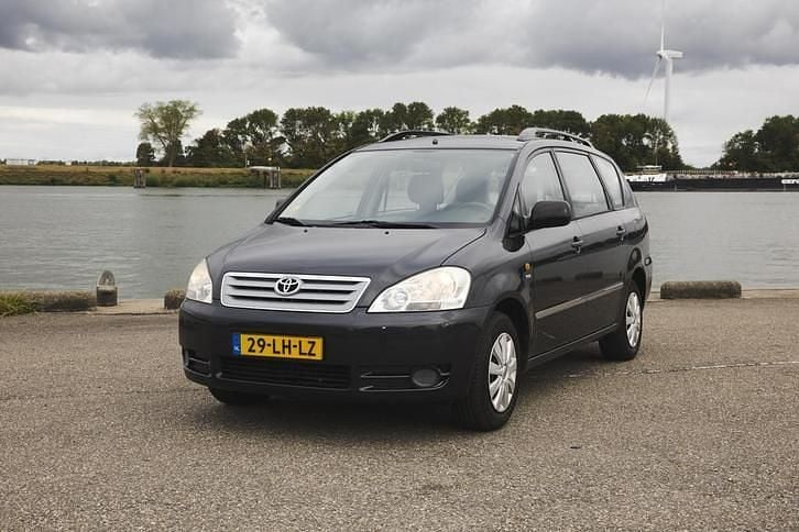 Grijs Gebruikt 2003 Toyota Avensis Verso Luna MPV | € 5.250 - Afbeelding 1/1