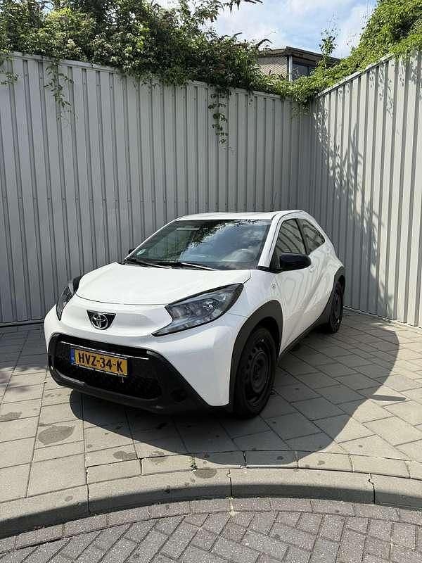 Wit Gebruikt 2024 Toyota Aygo Hatchback | € 15.500 (Super prijs) - Afbeelding 1/4