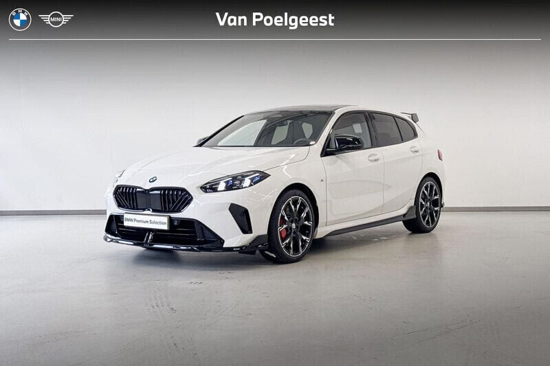 Alpinweiss Gebruikt 2025 BMW 120 M Sport Hatchback | € 52.495 (Iets duurder) - Afbeelding 1/4