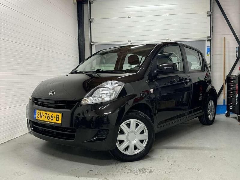 Zwart Gebruikt 2010 Daihatsu Sirion Hatchback | € 3.750 (Eerlijke prijs) - Afbeelding 1/4