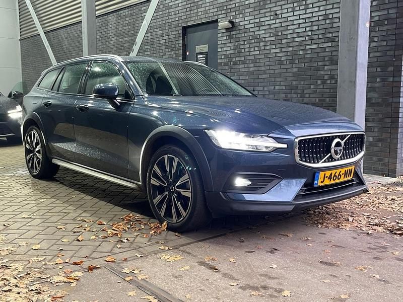 Blauw Occasion 2020 Volvo V60 CC Pro Stationwagen | € 37.800 (Eerlijke prijs) - Afbeelding 1/1
