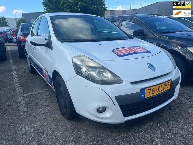 Wit Gebruikt 2012 Renault Clio IV Authentique Hatchback | € 1.700 (Iets duurder) - Afbeelding 1/4