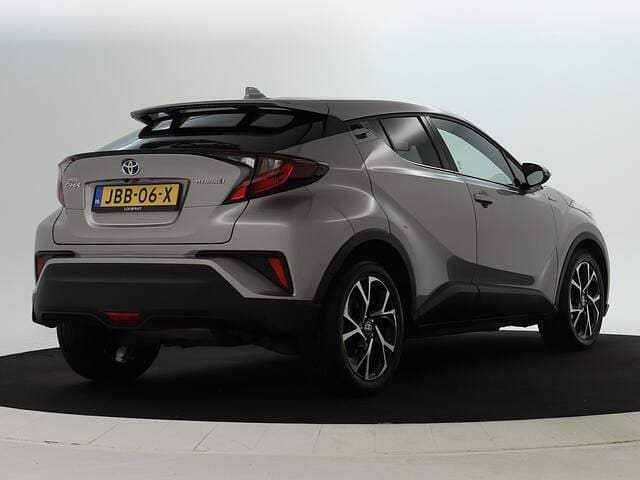 Grijs metallic Gebruikt 2021 Toyota C-HR SUV | € 23.745 (Eerlijke prijs) - Afbeelding 1/2