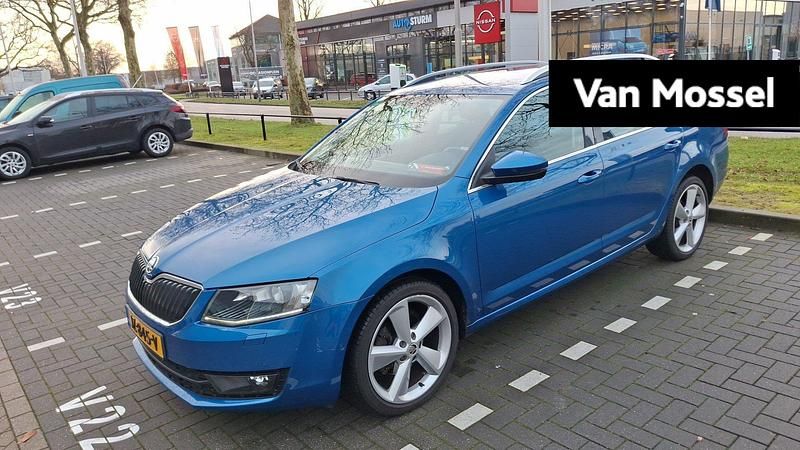 Blauw Occasion 2016 Skoda Octavia Business Line Stationwagen | € 12.945 (Iets duurder) - Afbeelding 1/3