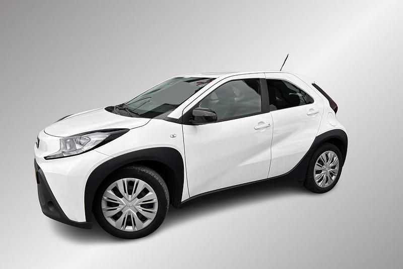 Wit Gebruikt 2022 Toyota Aygo X Play SUV | € 14.899 - Afbeelding 1/1