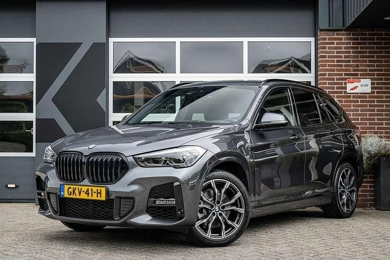 Grijs, metallic lak Gebruikt 2021 BMW X1 M Sport SUV | € 34.950 (Iets duurder) - Afbeelding 1/4