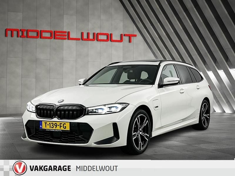 Wit Gebruikt 2023 BMW 330e M Sport Stationwagen | € 39.950 (Super prijs) - Afbeelding 1/4