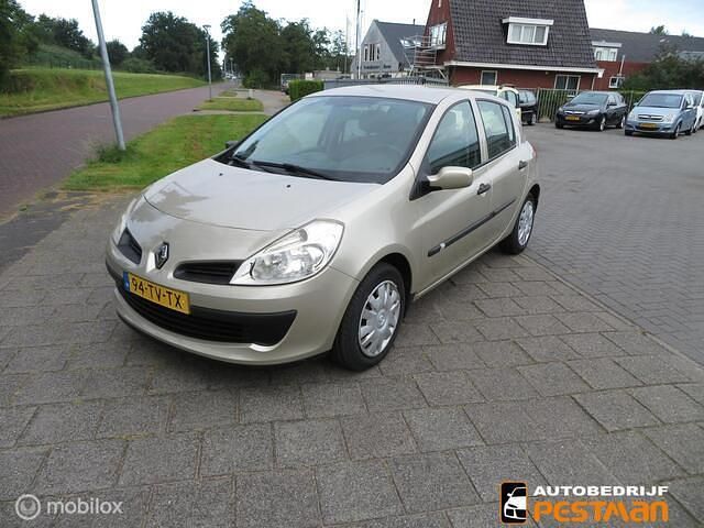 Beige Gebruikt 2007 Renault Clio II Expression Hatchback | € 2.250 (Eerlijke prijs) - Afbeelding 1/4