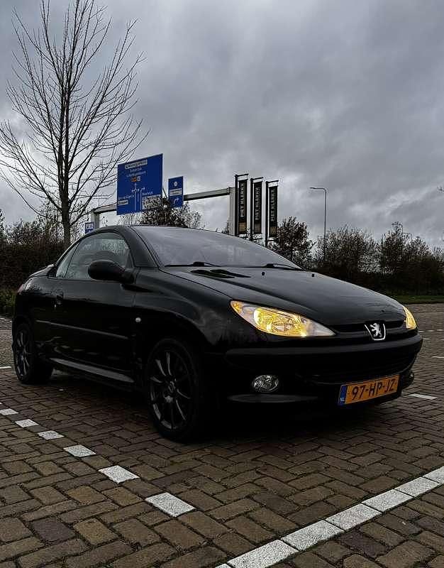 Zwart Gebruikt 2002 Peugeot 206 Cabriolet | € 1.800 (Iets duurder) - Afbeelding 1/4