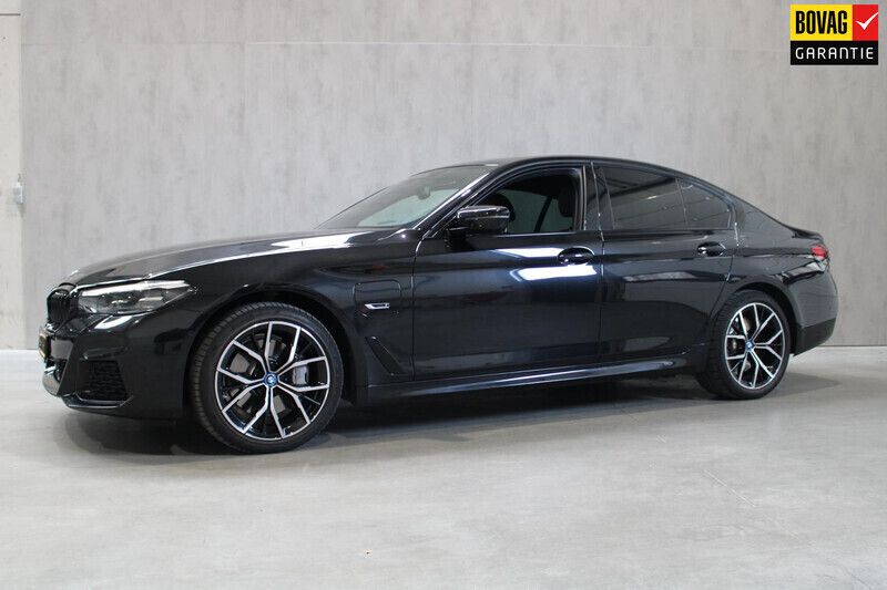 Zwart Gebruikt 2022 BMW 545e M Sport Sedan | € 51.995 (Goede deal) - Afbeelding 1/4